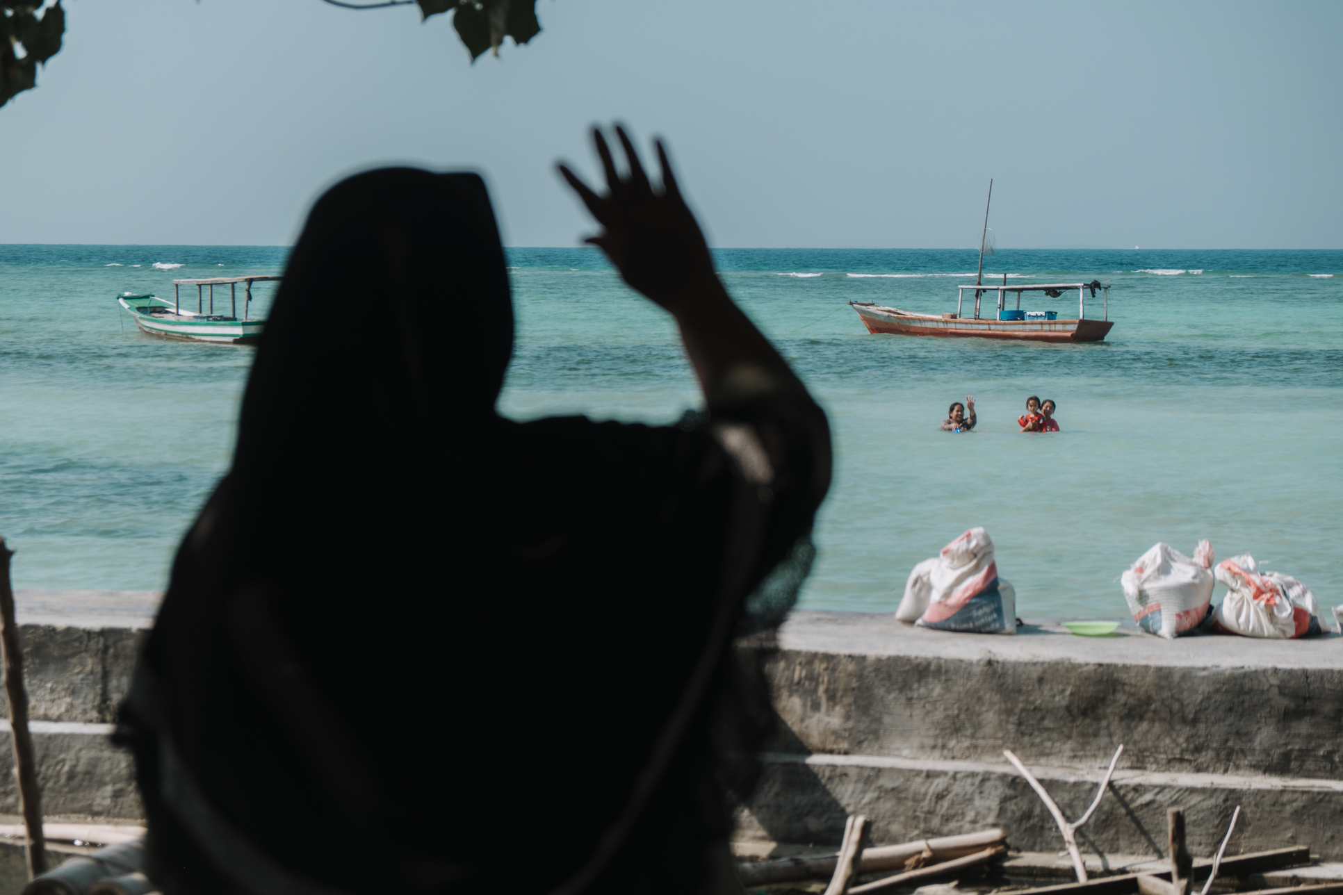 Pantai di seberang rumah Leha, tempat dia biasa menunggu anak dan cucunya yang membantunya mengambil pasir untuk kebutuhan merawat tanaman mangrove.